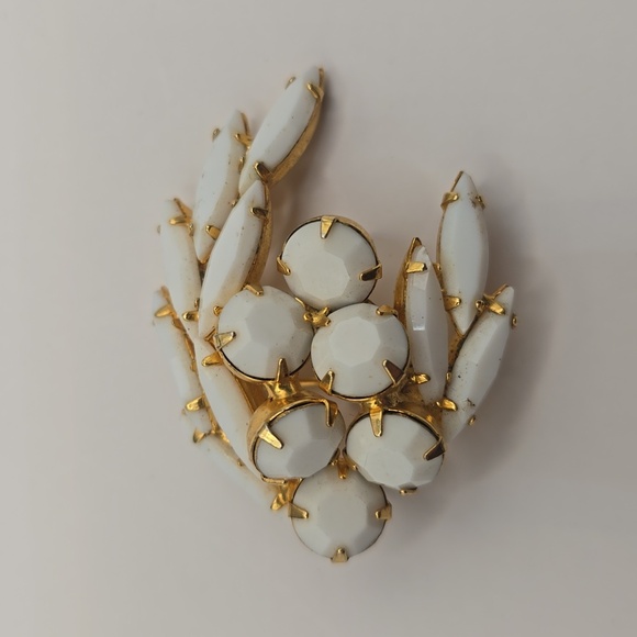 White Milk Glass Gold Tone Vintage Brooch - Picture 5 of 10